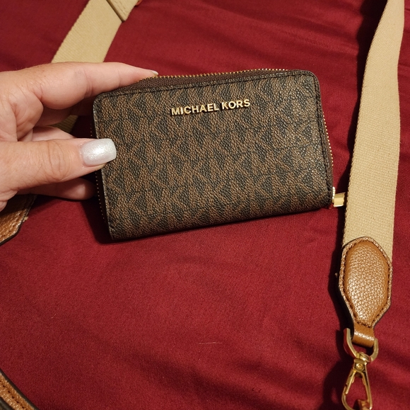 Michael Kors Crossbody with wallet - Picture 4 of 6